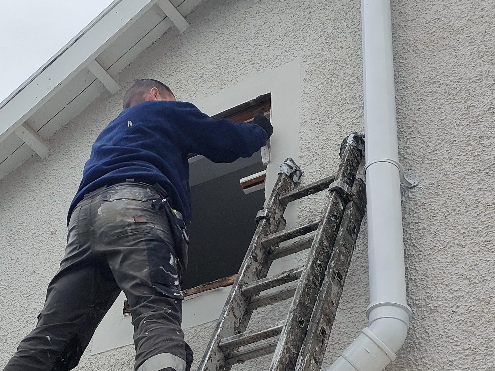 Williams Windows & Doors Fitter Installing Bathroom Winiow